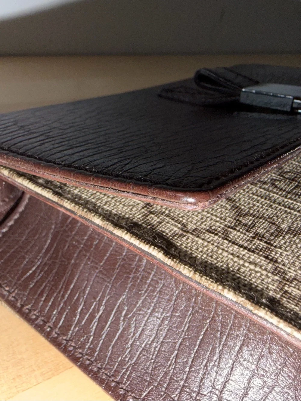 Gucci clutch brown
